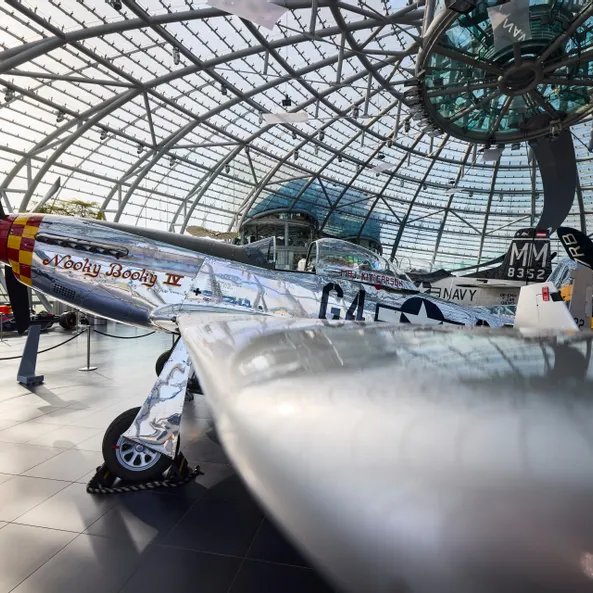 North American P-51 Mustang Flugzeug im Red Bull Hangar-7